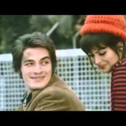 Benim Gozum Sende Lyrics And Music By Yesilcam Nostalji Arranged By Albatros 34 Görünce aşık oldum o güzel gözlerine başkasını istemem benim gözüm sende yalvarırım ne olur başka birini sevme ben sensiz yaşayamam benim gözüm sende ömür boyu beklerim belki seversin diye başkasını istemem benim gözüm sende benim gözüm sende yalvarırım ne olur başka birini. benim gozum sende lyrics and music